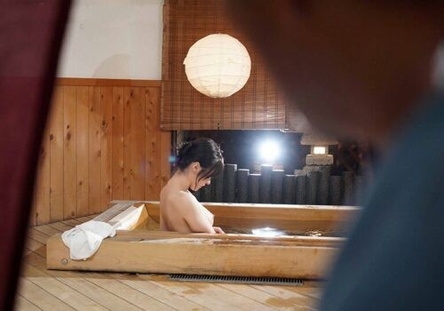 Bố chồng nhìn trộm con dâu tắm bị phát hiện và cái kết Bố chồng nhìn trộm con dâu tắm bị phát hiện và cái kết