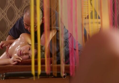 Cô vợ vú to bị lão massage điêu luyện địt khi đang được thỏa mãn Cô vợ vú to bị lão massage điêu luyện địt khi đang được thỏa mãn