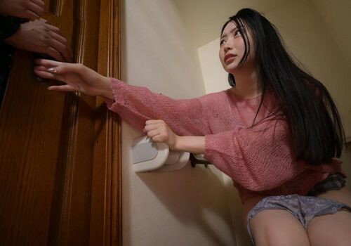 Con gái xinh đẹp bị cha dượng gạ địt lúc nữa đêm Con gái xinh đẹp bị cha dượng gạ địt lúc nữa đêm