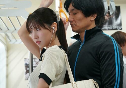 Em học sinh bị thầy giáo cũ biến thái quấy rối trên tàu điện Em học sinh bị thầy giáo cũ biến thái quấy rối trên tàu điện