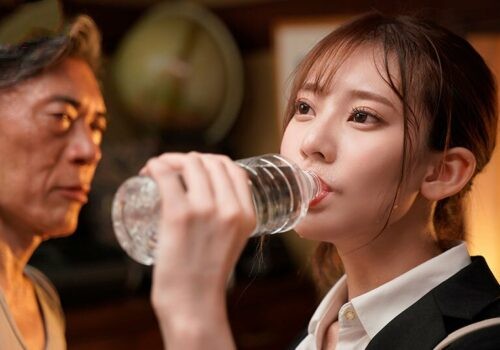 Nữ giáo viên xinh đẹp bị bố cậu học trò hiếp dâm khi bỏ thuốc kích dục Nữ giáo viên xinh đẹp bị bố cậu học trò hiếp dâm khi bỏ thuốc kích dục