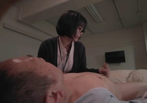 Nữ y tá xinh đẹp trực đêm giúp lão bệnh nhân thỏa mãn lúc nữa đêm Nữ y tá xinh đẹp trực đêm giúp lão bệnh nhân thỏa mãn lúc nữa đêm